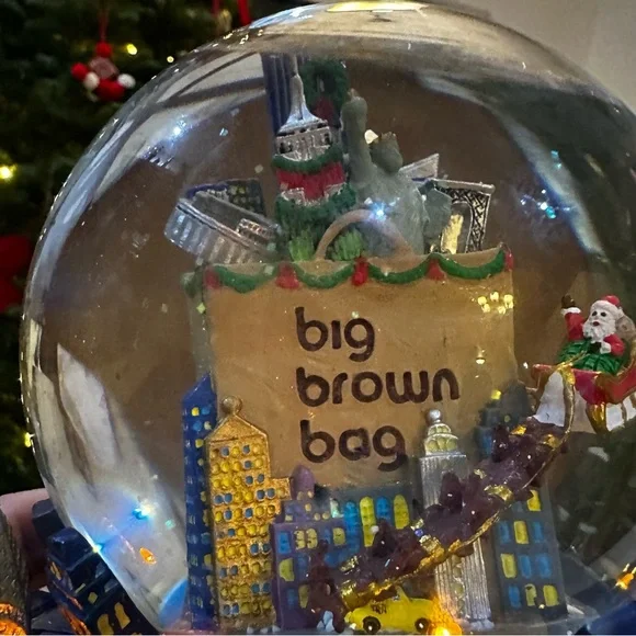 Bloomingdale's NYC Snowglobe/Music Box - Picture 9 of 11